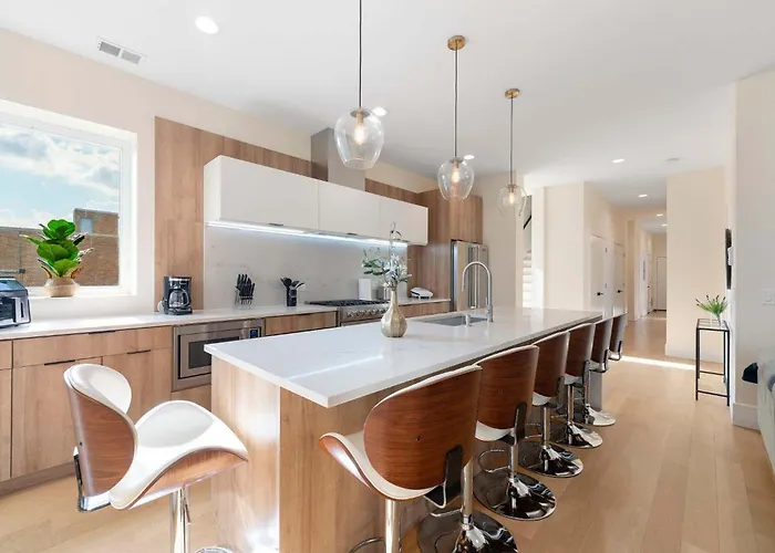 New 3bed 2bath With Parking By United Center *